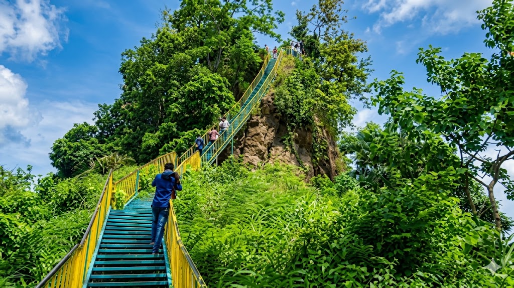 খাগড়াছড়ি ঝুলন্ত সেতুর উপর দিয়ে পর্যটক হেঁটে যাচ্ছে, পেছনে সবুজ পাহাড় ও নদী দেখা যাচ্ছে