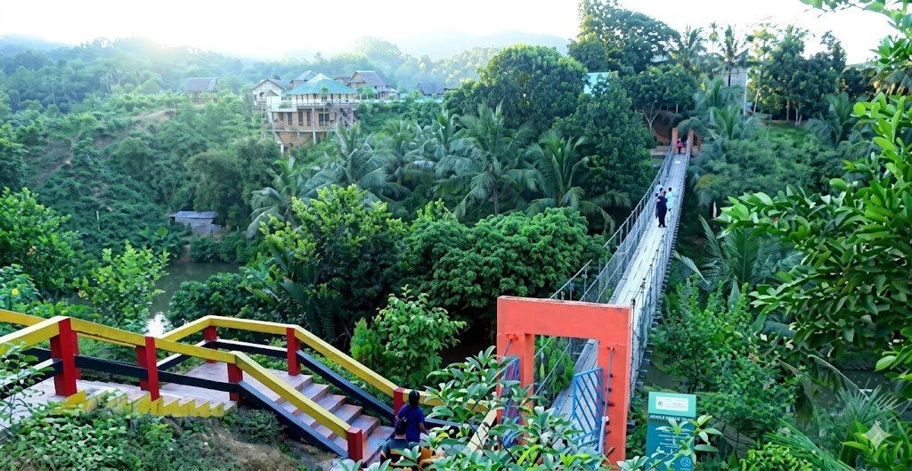 খাগড়াছড়ি ঝুলন্ত সেতু ভিউ পাহাড় ও নদীর পেছনে