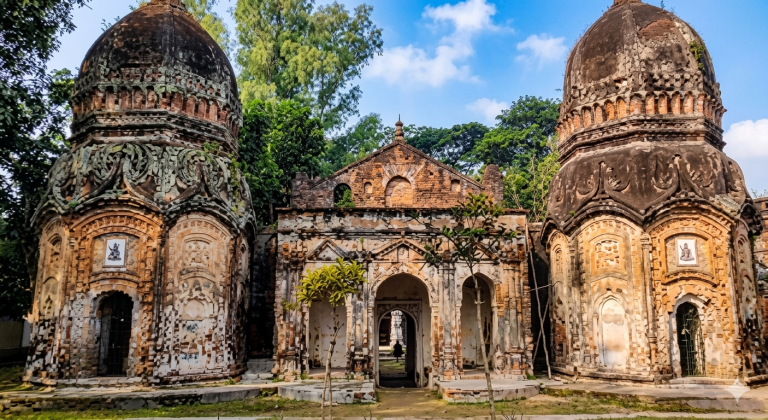 বলিহার রাজবাড়ির পুরনো লাল ইটের স্থাপত্যশৈলী